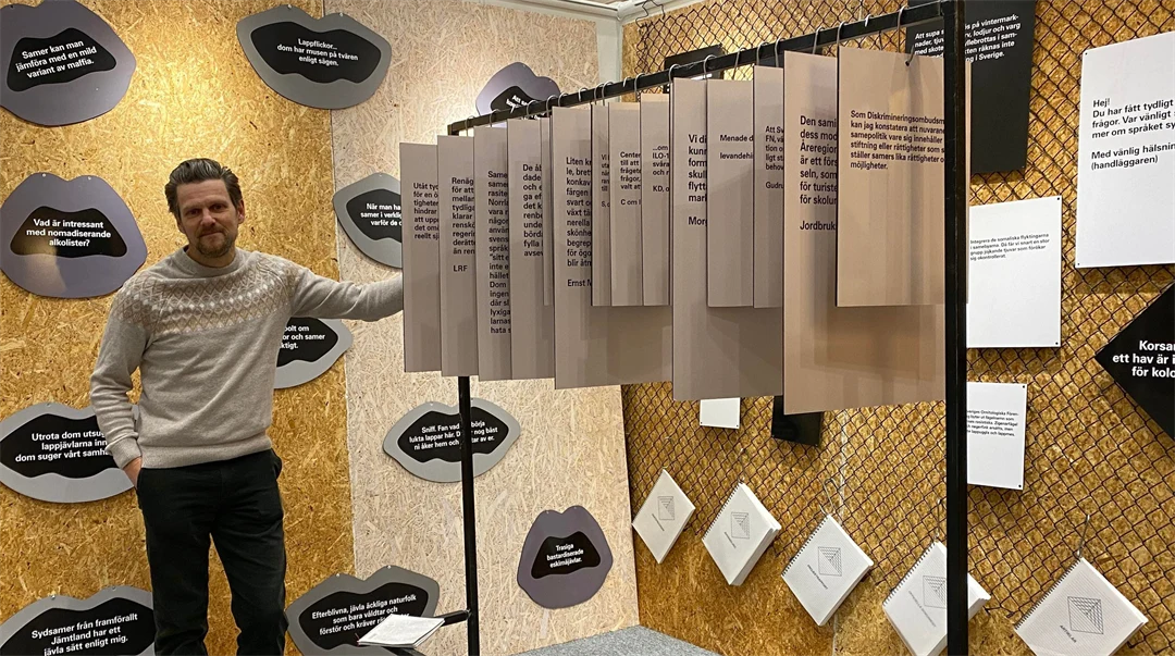 Gaaltijes verksamhetschef Jerker Bexelius framför utställning om rasism mot samer