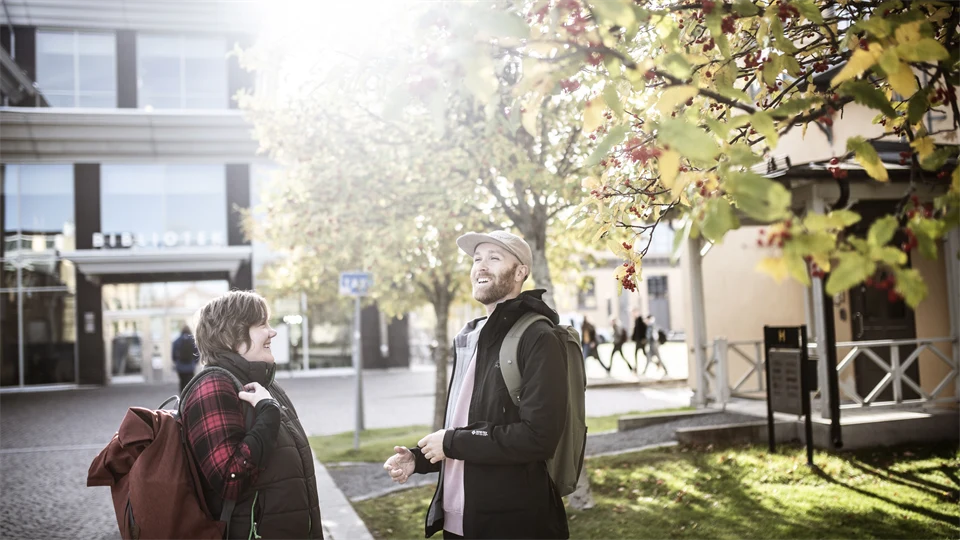 Two students outside the library, Campus Östersund