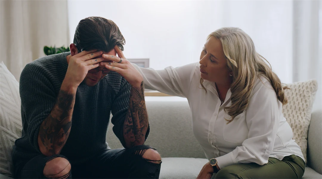 Kvinna ger stöd till man med psykisk ohälsa.