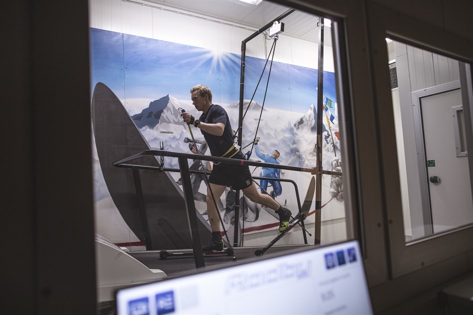 Alfred Buskqvist åker rullskidor på rullbandet i klimatkammaren på Nationellt vintersportcentrum.