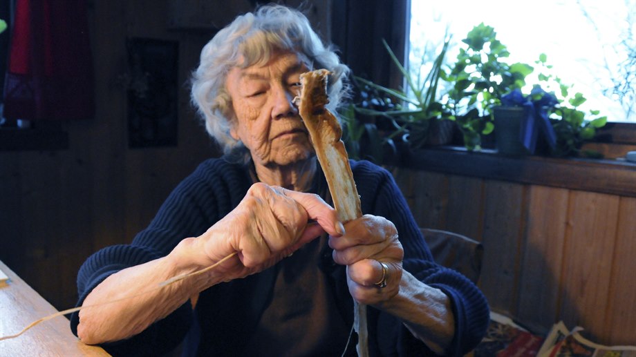 Martha Elise Jåma, Låarte sijte, bearbetar sentråd. 