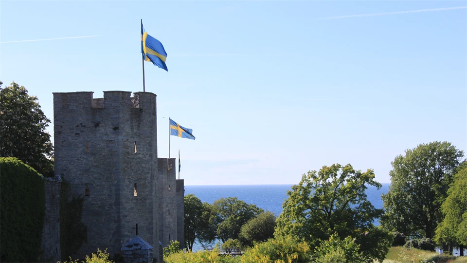 Visby ringmur med flaggor.