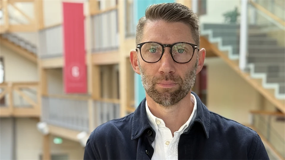 Porträtt på Niklas Bolin en ljusgård