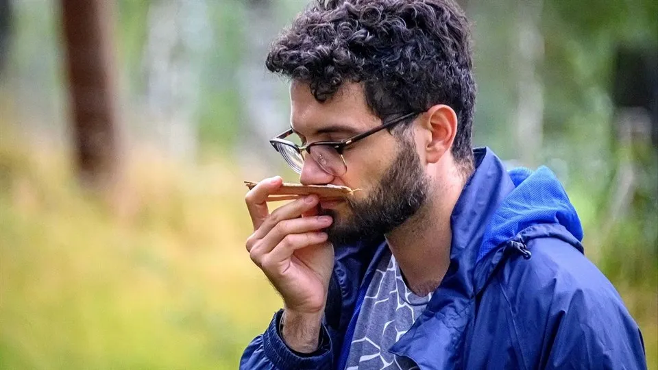 Bild av Eugenio Conti som doftar på en pinne