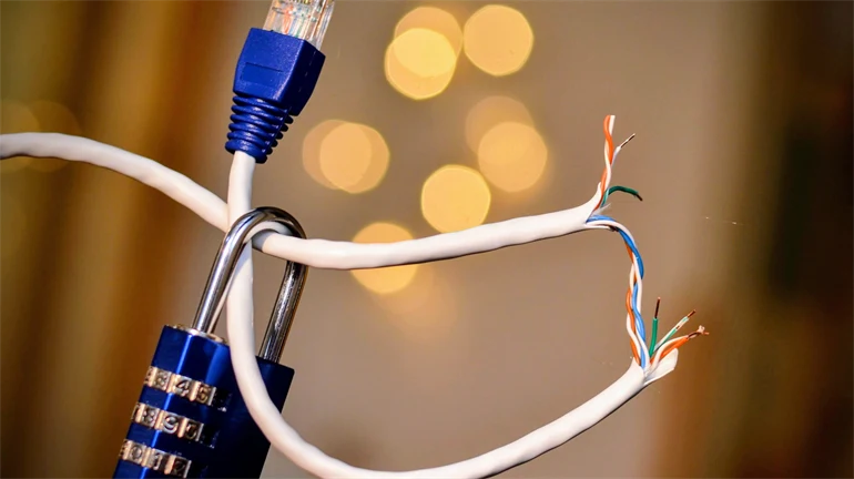 En trasig ethernetkabel med ett blått hänhlås runt