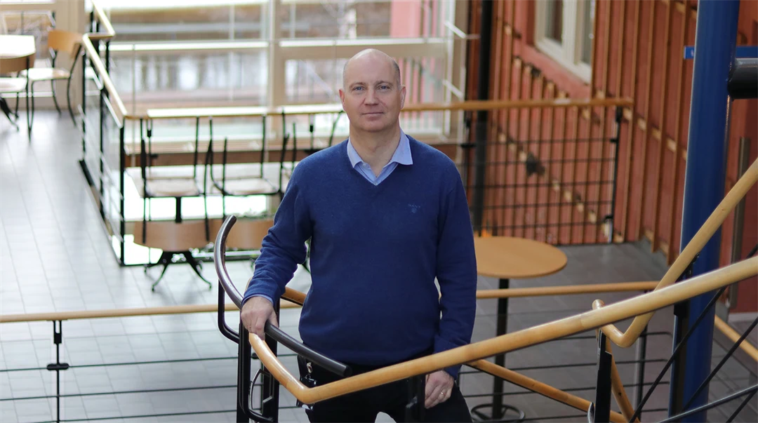 Mårten Sjöström stand in the stairs at campus.