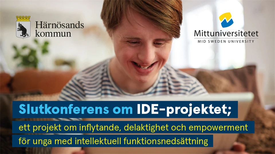 Leende person tittar på en skärm, text och logotyper i bilden.