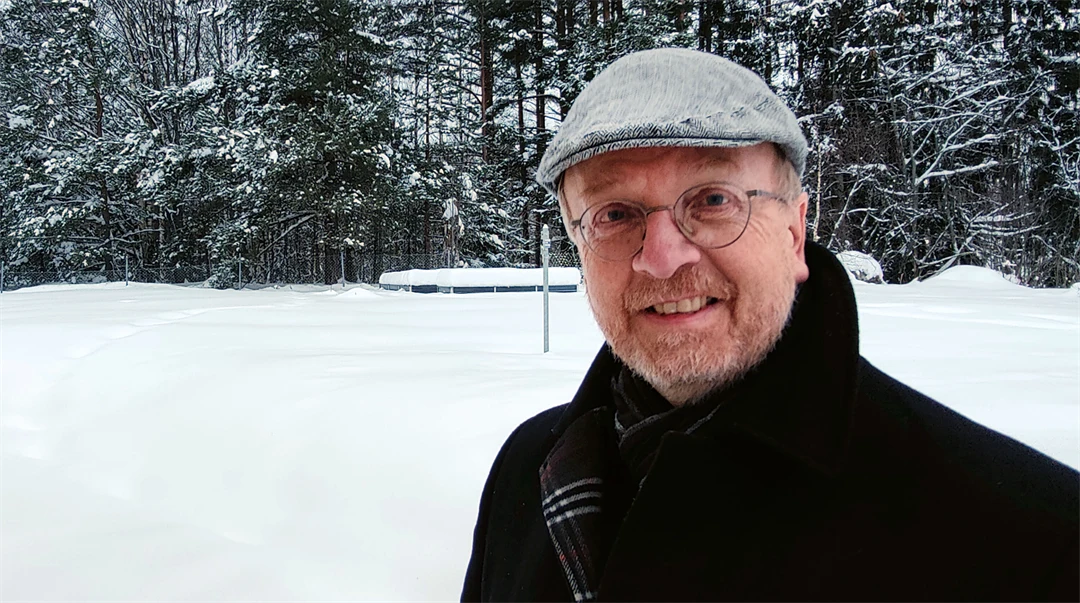 En man som står i snön