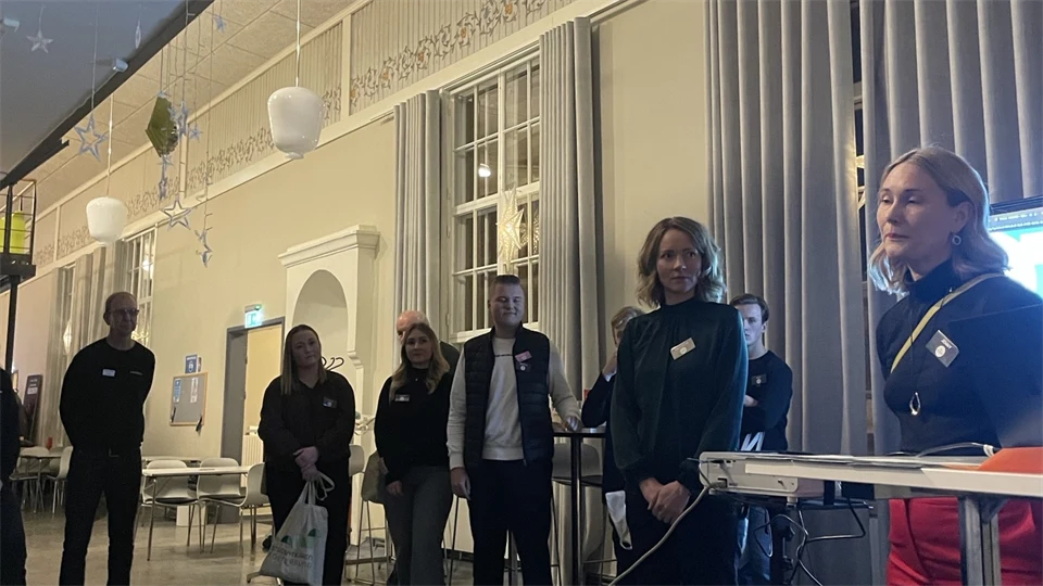 Studenter från STEK-sektionen minglar med företag och organisationer