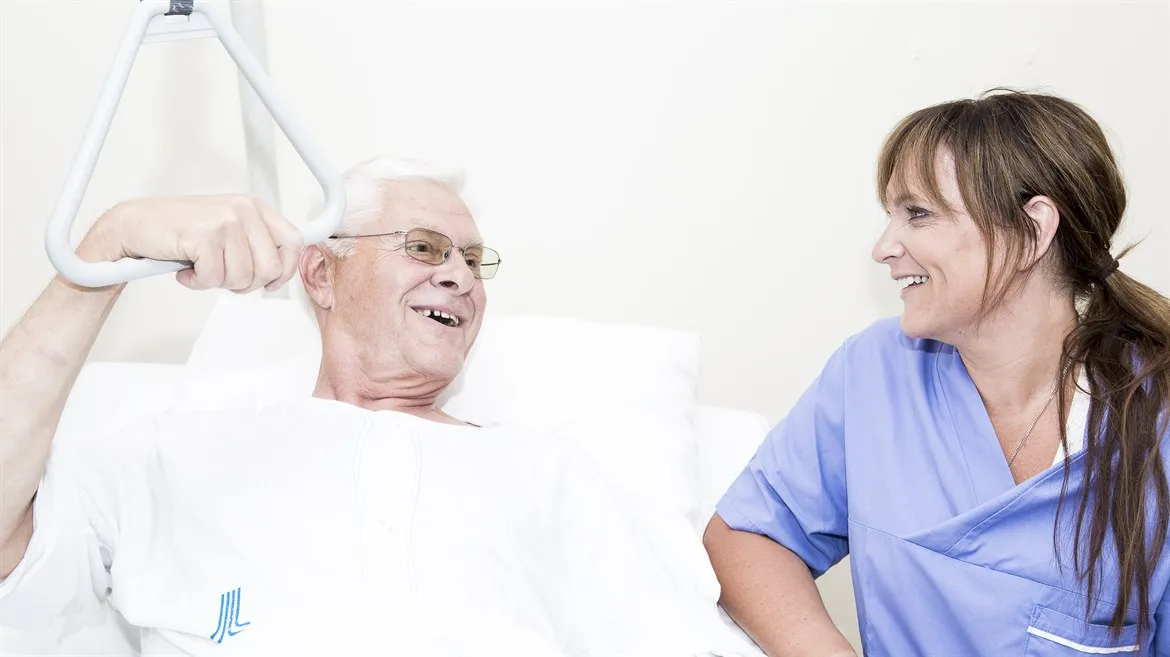 Sjuksköterska med äldre man