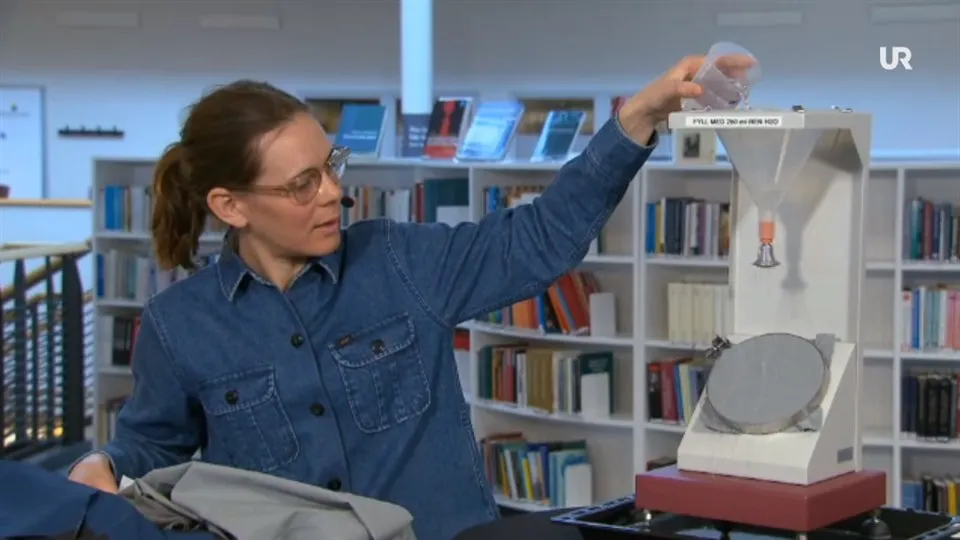 Louisa Swenne testar funktionaliteten på skaljacka