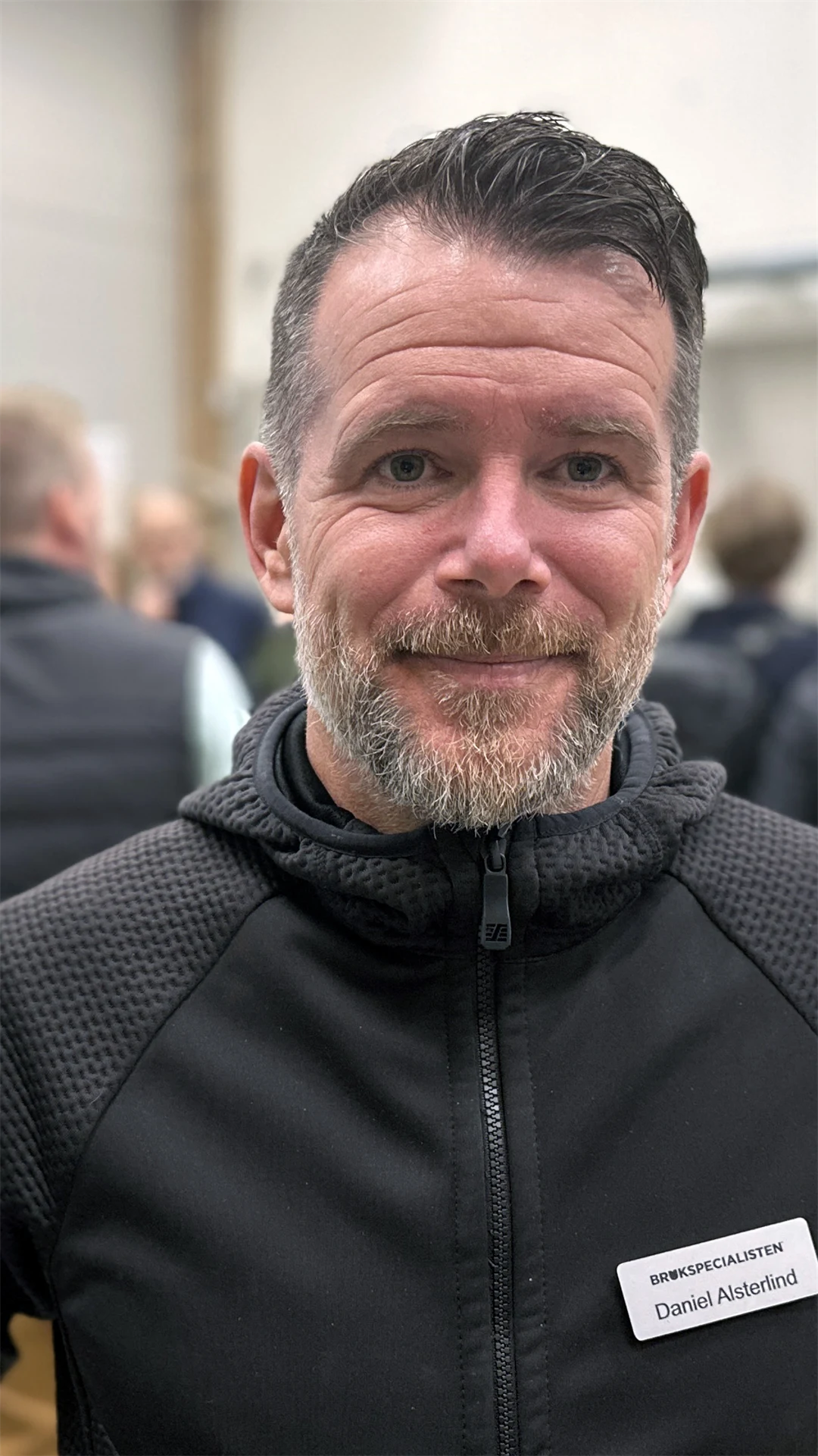 en man ler mot kameran