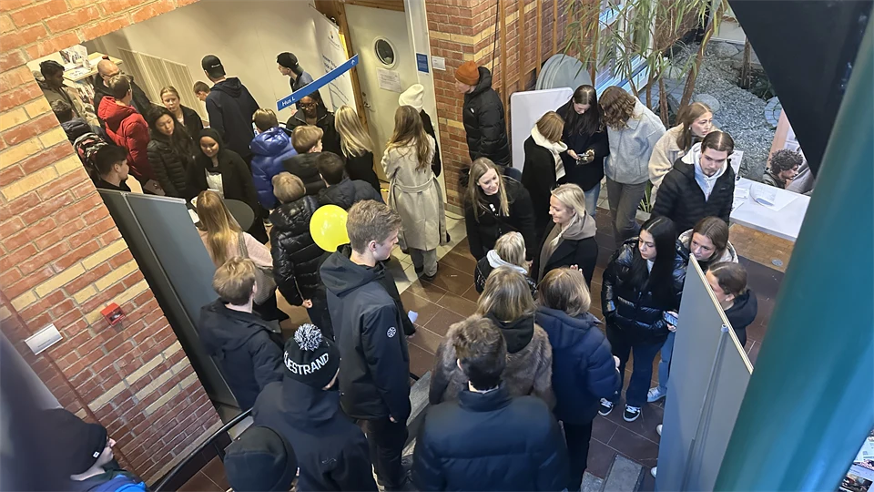 folksamling i korridor