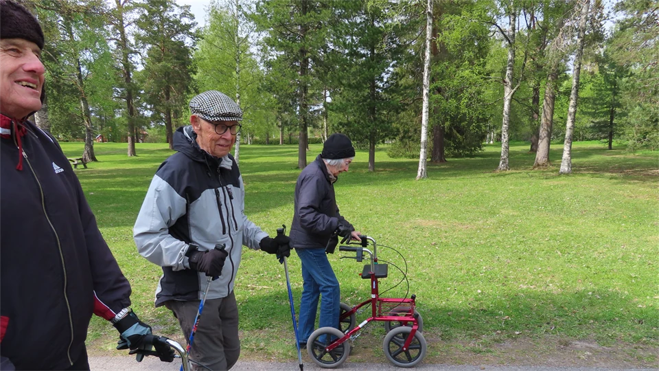 Äldre människor på promenad
