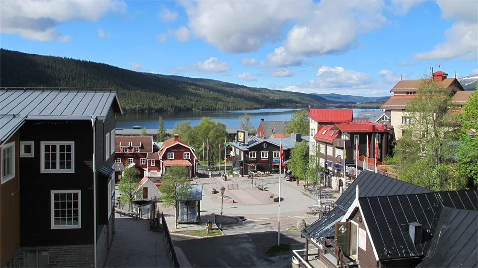 Vy över Åre torg på sommaren.