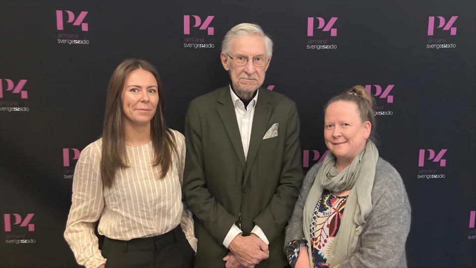 Läraren Jan-Åke står tillsammans med två studenter i en radiostudio.
