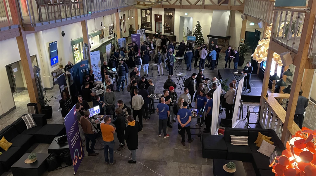 stort ljus rum med människor som minglar