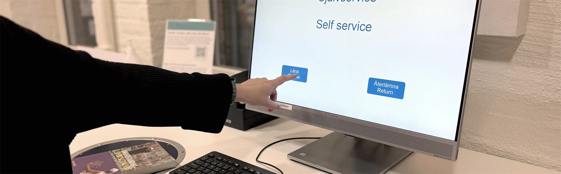 hand pekar på datorskärm