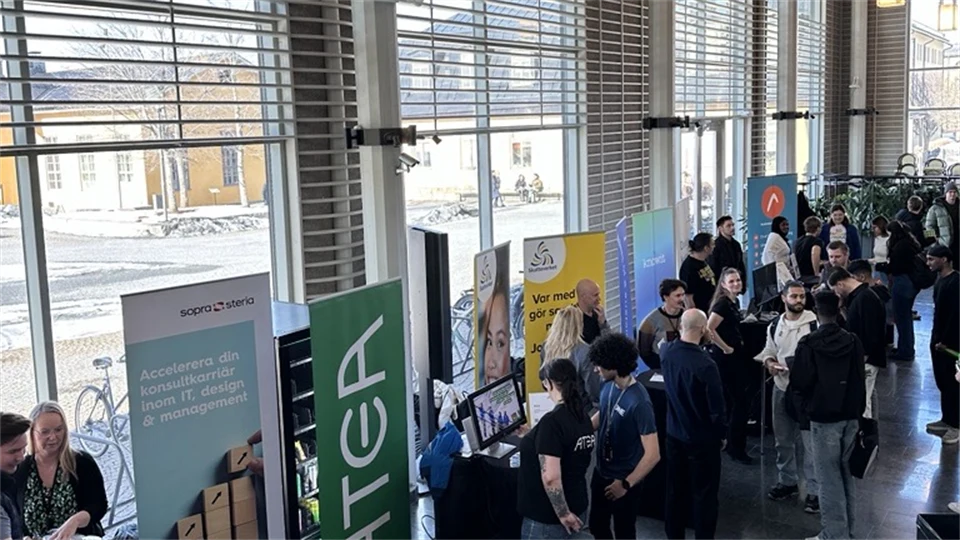 studenter och arbetsgivare som minglar i Ljushallen