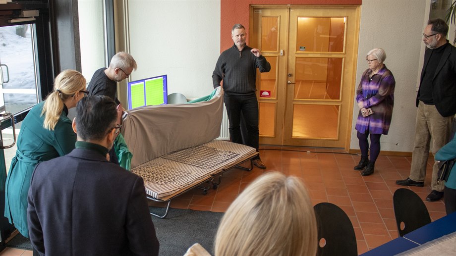 Johan Sidén, researcher at STC, presents the work with sensors in mattresses in the project Pressure.