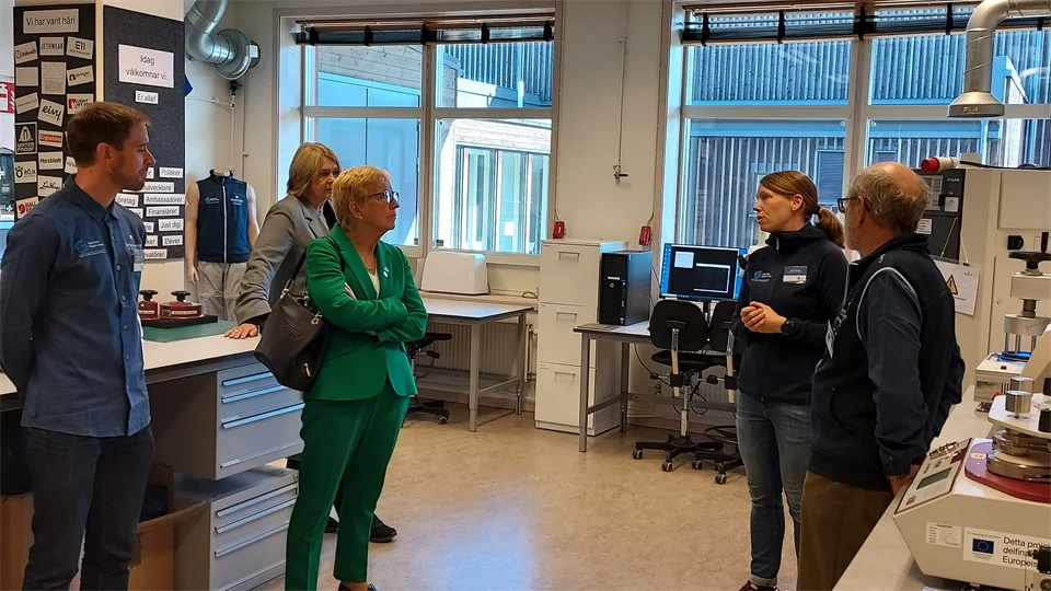 Tre kvinnor och två män vid förevisning av labb på campus Östersund